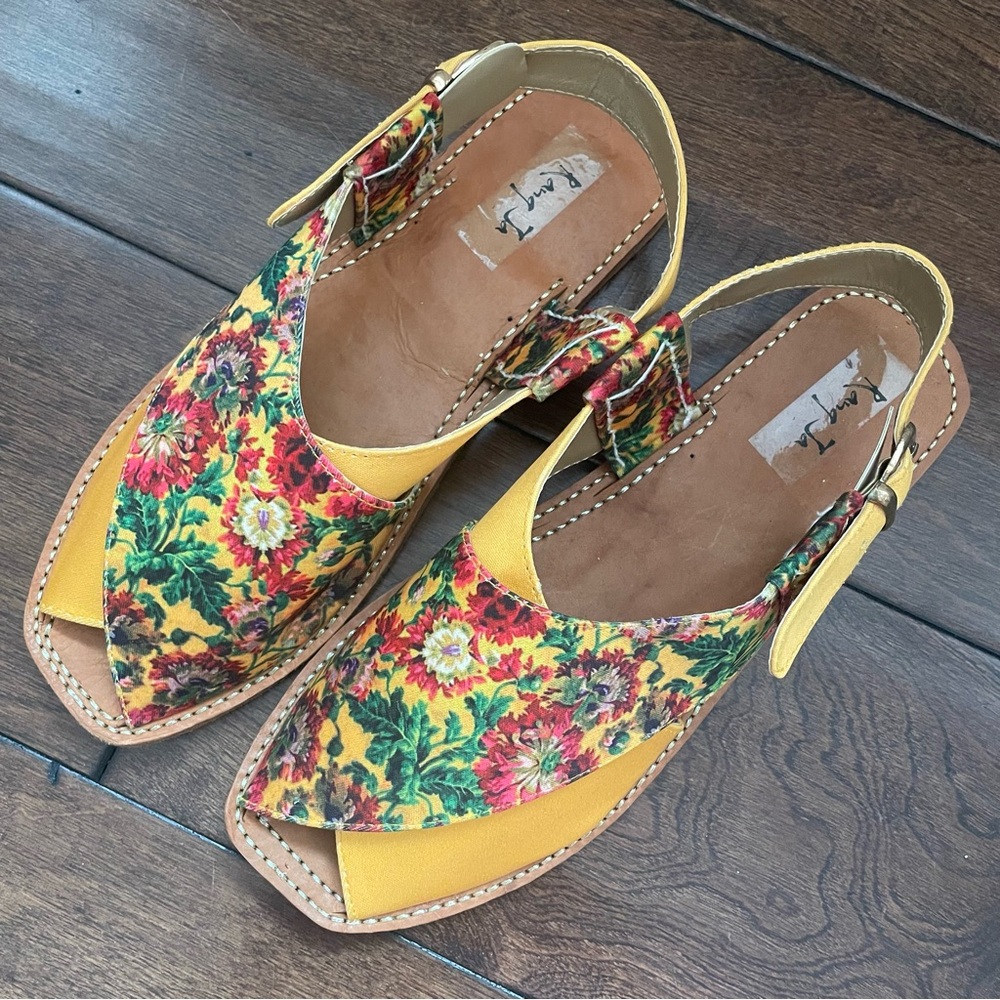 Vintage Rang Ja Floral Yellow Women's Sandals - Size 39 (PK) or appx 6.5-7 (US)